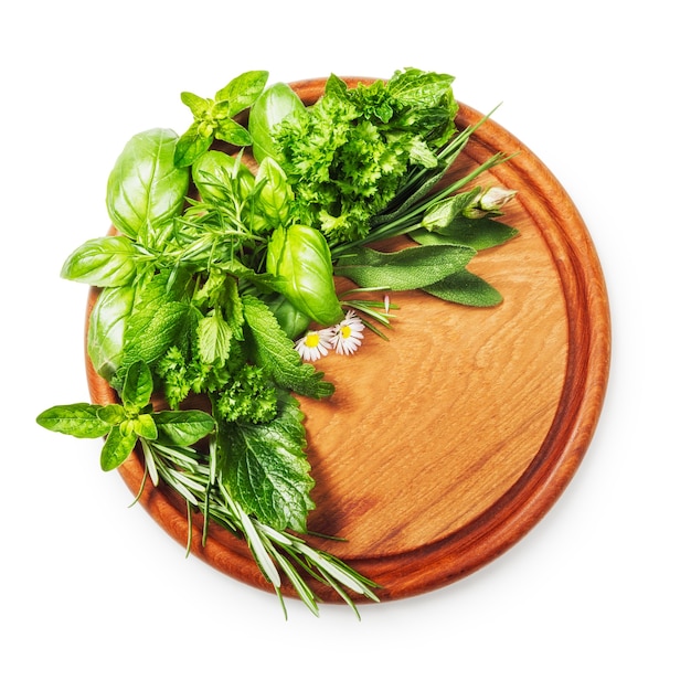 Čerstvé bylinky na doske